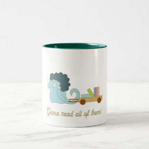 Caneca De Café Em Dois Tons Monstro azul bonito com um carrinho de livros