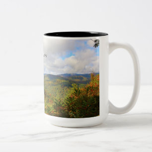 Caneca De Café Em Dois Tons Montanhas fumarentos