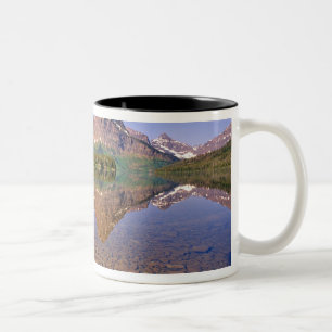 Caneca De Café Em Dois Tons Montanhas refletem no calmo lago Two Medicine em