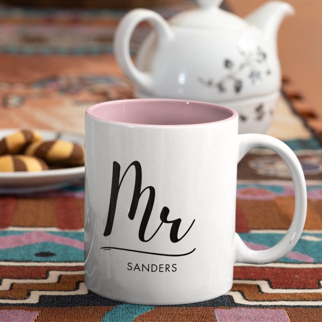Caneca De Café Em Dois Tons Mr Black Modern Script Monogram Boda (Criador carregado)