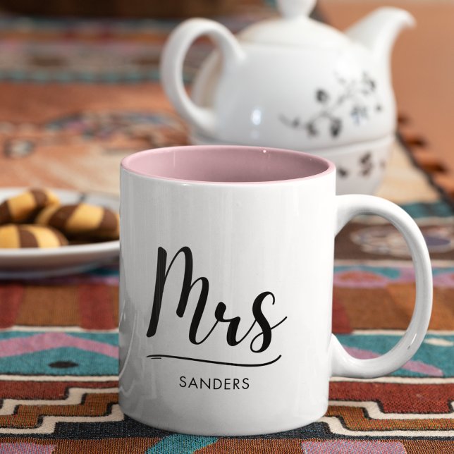 Caneca De Café Em Dois Tons Mrs Black Modern Script Custom Wedding (Criador carregado)