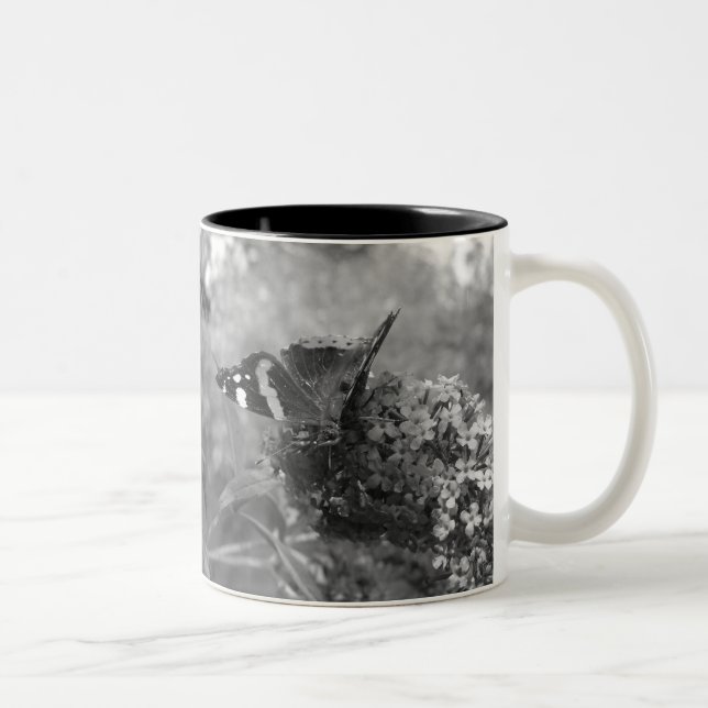 Caneca De Café Em Dois Tons Mug - Borboleta Almirante em Preto e Branco (Direita)