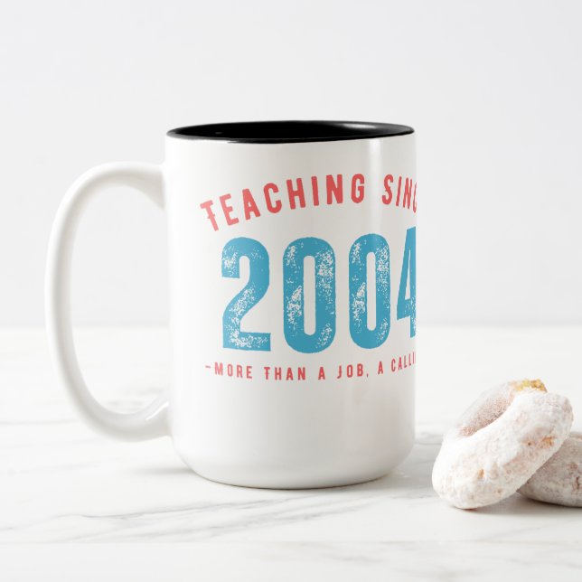 Caneca De Café Em Dois Tons Mug for teacher | Teaching since 2004 (Com Donut)