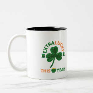 Caneca De Café Em Dois Tons Muito sortudo irlandês este ano engraçado