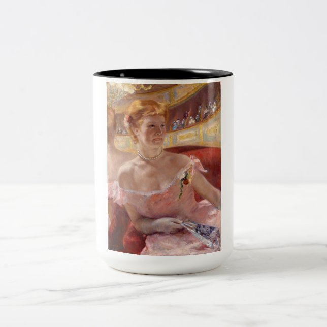 Caneca De Café Em Dois Tons Mulher Americana com Colar Pérola e Vestido Rosa (Centro)