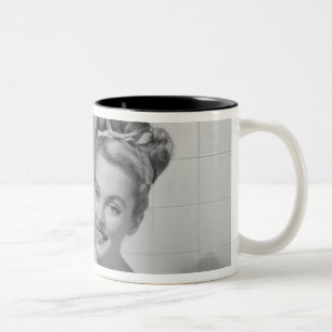 Caneca De Café Em Dois Tons Mulher envolvida acima