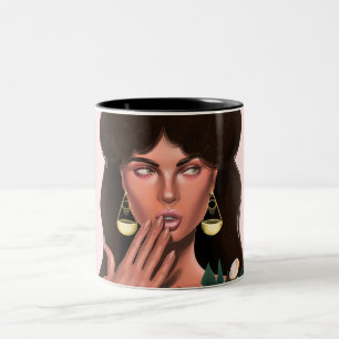Caneca De Café Em Dois Tons Mulher Mística, Gardênias, Retrato Floral Elegante