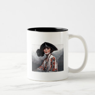 Caneca De Café Em Dois Tons Mulher na blusa bordada