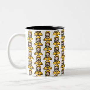 Caneca De Café Em Dois Tons mulher na capa de chuva