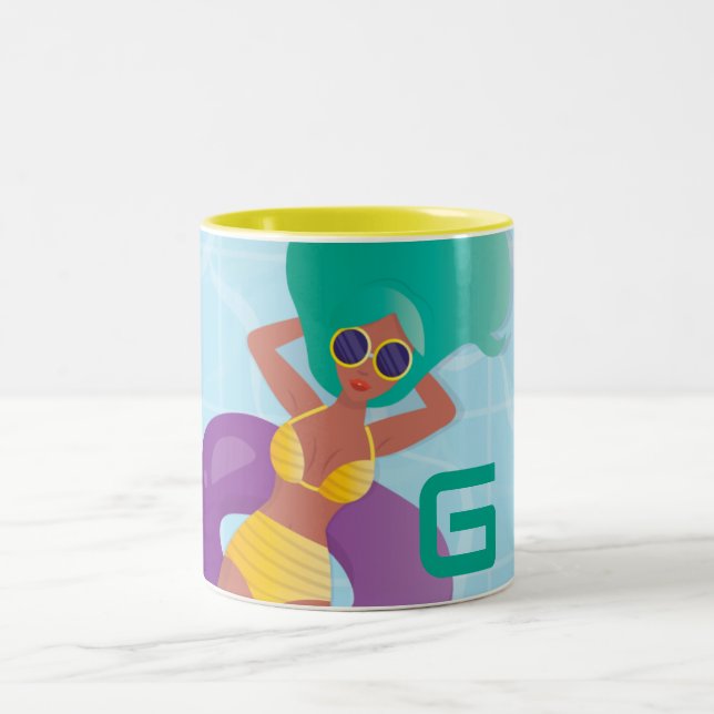 Caneca De Café Em Dois Tons Mulher Negra em Piscina, Sua Inicial (Centro)