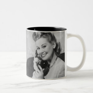 Caneca De Café Em Dois Tons Mulher que fala no telefone