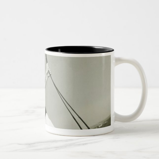 Caneca De Café Em Dois Tons Mulher que guardara o equipamento no iate (Direita)