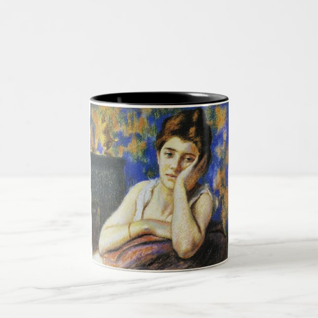Caneca De Café Em Dois Tons Mulher que se inclina na cadeira (Centro)