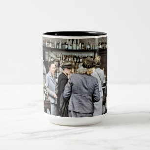 Caneca De Café Em Dois Tons Mulheres no bar a bordo da arte 1939 do RMS Queen