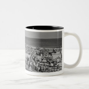 Caneca De Café Em Dois Tons Multidão na praia