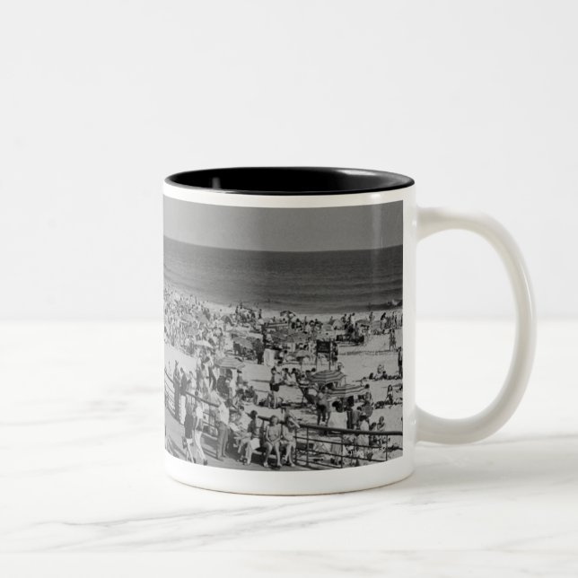 Caneca De Café Em Dois Tons Multidão na praia (Direita)