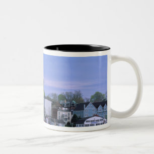 Caneca De Café Em Dois Tons N.A. Canadá, Nova Escócia. Uma vista de Lunenburg,