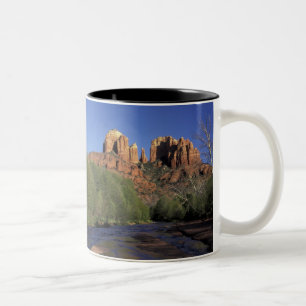 Caneca De Café Em Dois Tons NA, EUA, Arizona, Sedona. Cathedral Rock e Oak