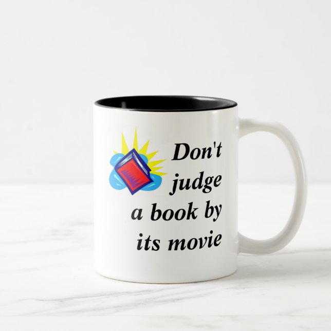 Caneca De Café Em Dois Tons Não julgue um livro por seu filme (Direita)