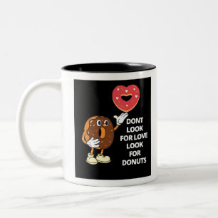 Caneca De Café Em Dois Tons Não procure por amor procurar por rosquinhas