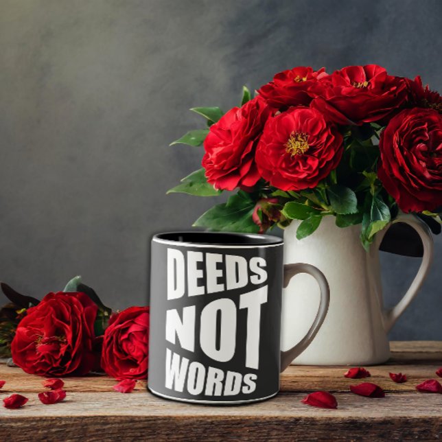 Caneca De Café Em Dois Tons Não se trata de palavras, aspas brancas pretas (Criador carregado)