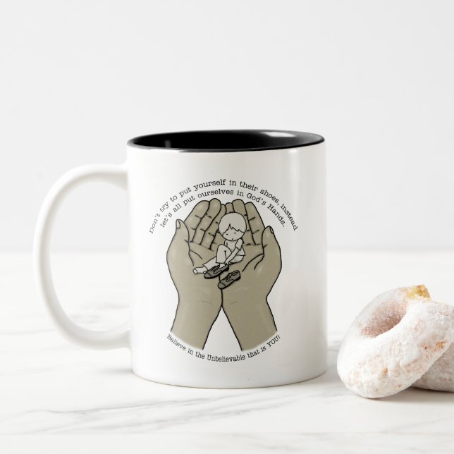Caneca De Café Em Dois Tons Nas Mãos de Deus (Com Donut)