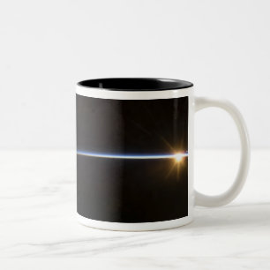 Caneca De Café Em Dois Tons Nascer do sol como visto no espaço