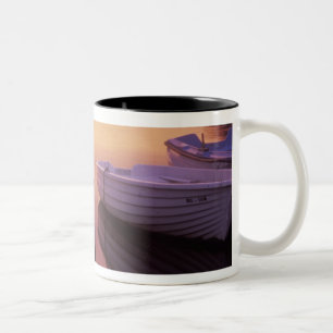 Caneca De Café Em Dois Tons Nascer do sol sobre o porto de Stari Grad com pesc