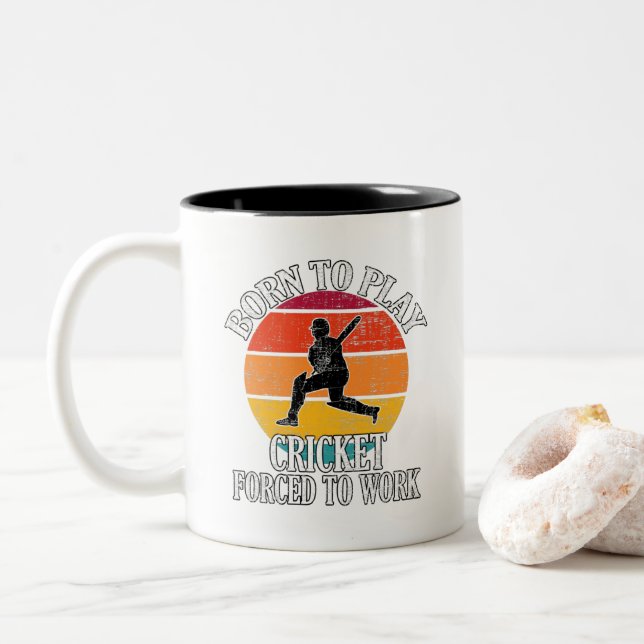 Caneca De Café Em Dois Tons Nascer Para Jogar Cricket Forçado A Trabalhar (Com Donut)