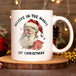 Caneca De Café Em Dois Tons Natais vintages Santa Claus Mug<br><div class="desc">Esta caneca de férias mostra um Papai Noel vintage com as palavras,  Acredite na magia do Natal. Encha-o com cacau ou guloseimas,  e ele fará um presente divertido para o Natal. Projetado para você pelo Blackberry Boulevard.</div>