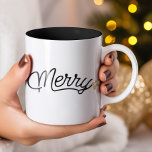 Caneca De Café Em Dois Tons Natal de Tipografia de Script de feliz<br><div class="desc">Apresentando nossa camiseta de Natal "Feliz", o presente perfeito para a temporada de férias para homens e mulheres. Com uma design minimalista com a palavra "Feliz" na escrita elegante, acompanhada por uma planta festiva sagrada, é um lembrete emocionante da alegria e união que o Natal traz para as famílias e...</div>