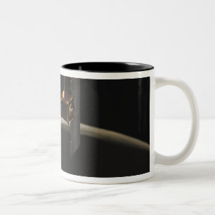 Caneca De Café Em Dois Tons Nave espacial da odisseia de Marte sobre o nascer