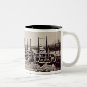 Caneca De Café Em Dois Tons Navios no Mississippi (foto de b/w)