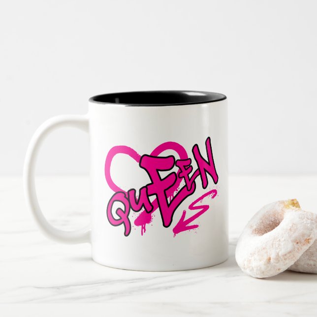 Caneca De Café Em Dois Tons Neon Pink “Queen” Graffiti (Com Donut)