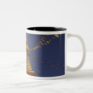 Caneca De Café Em Dois Tons Nepal, Catmandu. Sob bandeiras de oração, vigilant