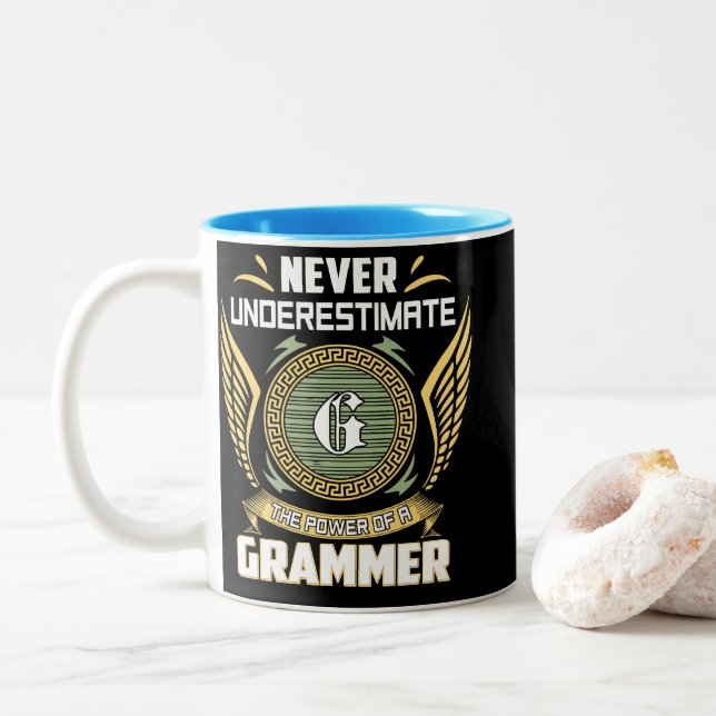 Caneca De Café Em Dois Tons Never Underestimate The Power Of A Grammer (Com Donut)