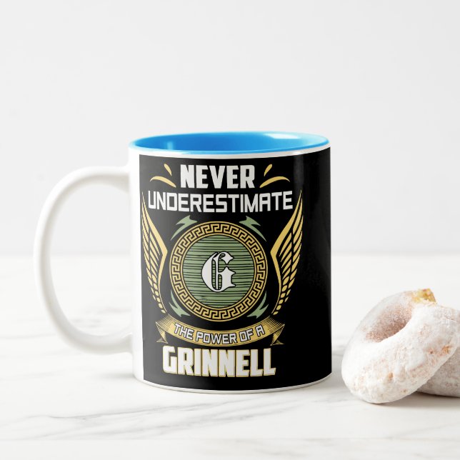 Caneca De Café Em Dois Tons Never Underestimate The Power Of A Grinnell (Com Donut)