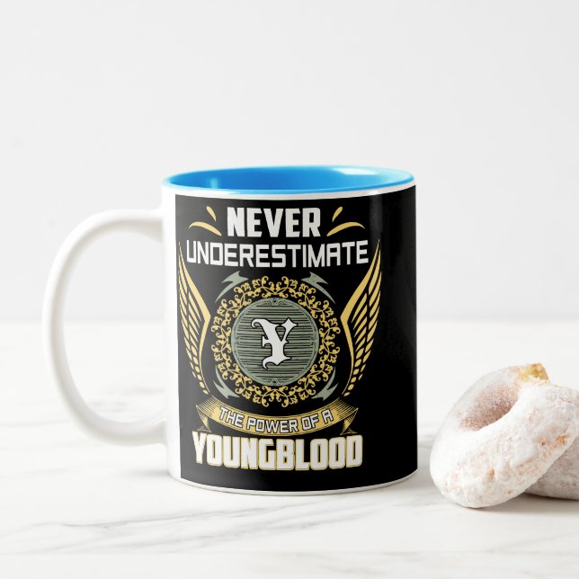 Caneca De Café Em Dois Tons Never Underestimate The Power Of A Youngblood (Com Donut)