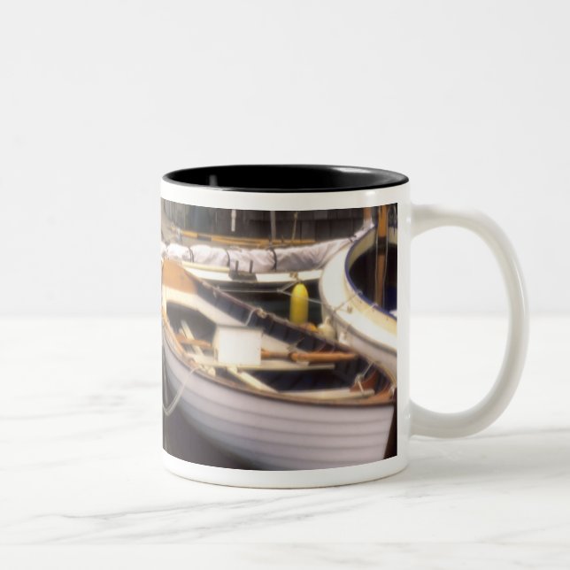Caneca De Café Em Dois Tons Névoa cerca quatro barcos atracados. (Direita)