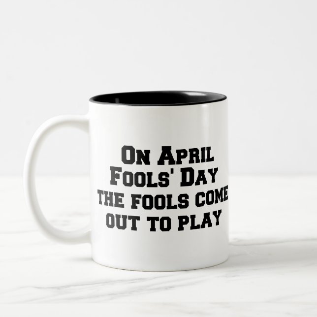 Caneca De Café Em Dois Tons No Dia da Fool de abril, os tolos saem para jogar (Esquerda)