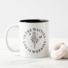 Caneca De Café Em Dois Tons No Esperar Deus Está Trabalhando Cristão