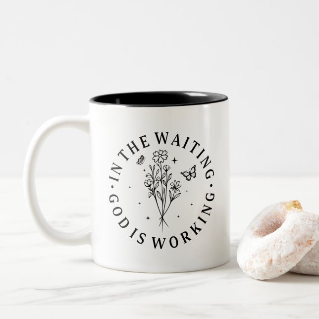 Caneca De Café Em Dois Tons No Esperar Deus Está Trabalhando Cristão  (Com Donut)