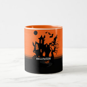 Caneca De Café Em Dois Tons Noite de Halloween Bruxa e Morcegos Caçando Casa