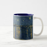 Caneca De Café Em Dois Tons Noite estrelado de Vincent van Gogh | sobre o<br><div class="desc">Número de coleção da imagem:  XIR60960 a noite estrelado,  1888 (óleo em canvas). Gogh,  óleos da camionete de Vincent 1853-90) (em canvas. Musee d'Orsay,  Paris,  France Giraudon.  1888</div>