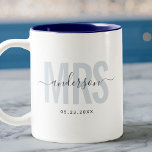Caneca De Café Em Dois Tons Noiva Chic Nome Personalizado Data de Casamento Az<br><div class="desc">Caneca moderna e fofa com a inscrição MRS em tipografia moderna em azul poeirento com o nome da sua família em caligrafia de letra cursiva na moda em uma caneca de café com duas cores. Adorando o interior rosa,  mas disponível em muitas outras cores.</div>