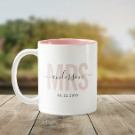 Caneca De Café Em Dois Tons Noiva Nova Senhora Nome Personalizado Data do Casa<br><div class="desc">Caneca moderna e fofa com a inscrição SRA em tipografia moderna em rosa com o nome da sua família em caligrafia de letra cursiva em uma caneca de café com duas cores. Adorando o interior rosa,  mas disponível em muitas outras cores.</div>