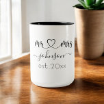Caneca De Café Em Dois Tons Noivado de casamento Sr. Sra. Nome Personalizado<br><div class="desc">O Sr. e a Sra. personalizaram sobrenome ou sobrenome com uma xícara de café giro e bonitinha com nome personalizado e data estabelecida que faz um presente personalizado e especial para um casamento,  aniversário,  Natal ou presente de noivado.</div>