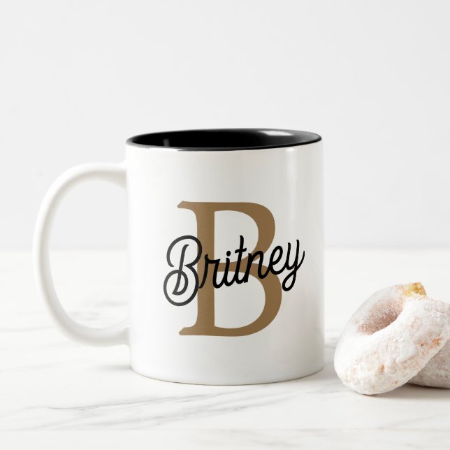 Caneca De Café Em Dois Tons Nome do Monograma Elegante Moderno Script Dourado  (Com Donut)