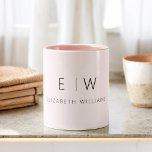 Caneca De Café Em Dois Tons Nome do Monograma Minimalista Moderno e Rosa Esmag<br><div class="desc">Elevem a sua rotina matinal com a nossa lata de café Moderna e Minimalista, cor-de-rosa, cor-de-rosa. Esta caneca elegante e na moda traz um toque de elegância contemporânea ao seu ritual diário de café. Criado com qualidade em mente, ele apresenta uma design minimalista em rosa pincelado clássico, fazer uma adição...</div>