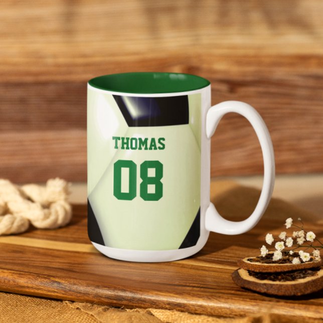 Caneca De Café Em Dois Tons Nome e número personalizados da bola de futebol (Criador carregado)